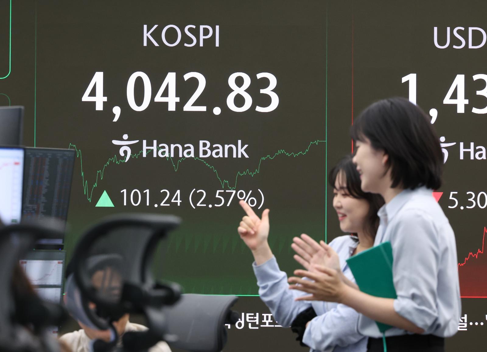 코스피가 전 거래일보다 101.24오른 4042.83에 거래를 마친 27일 오후 서울 중구 하나은행 딜링룸 전광판에 지수가 표시돼 있다. 2025.10.27.