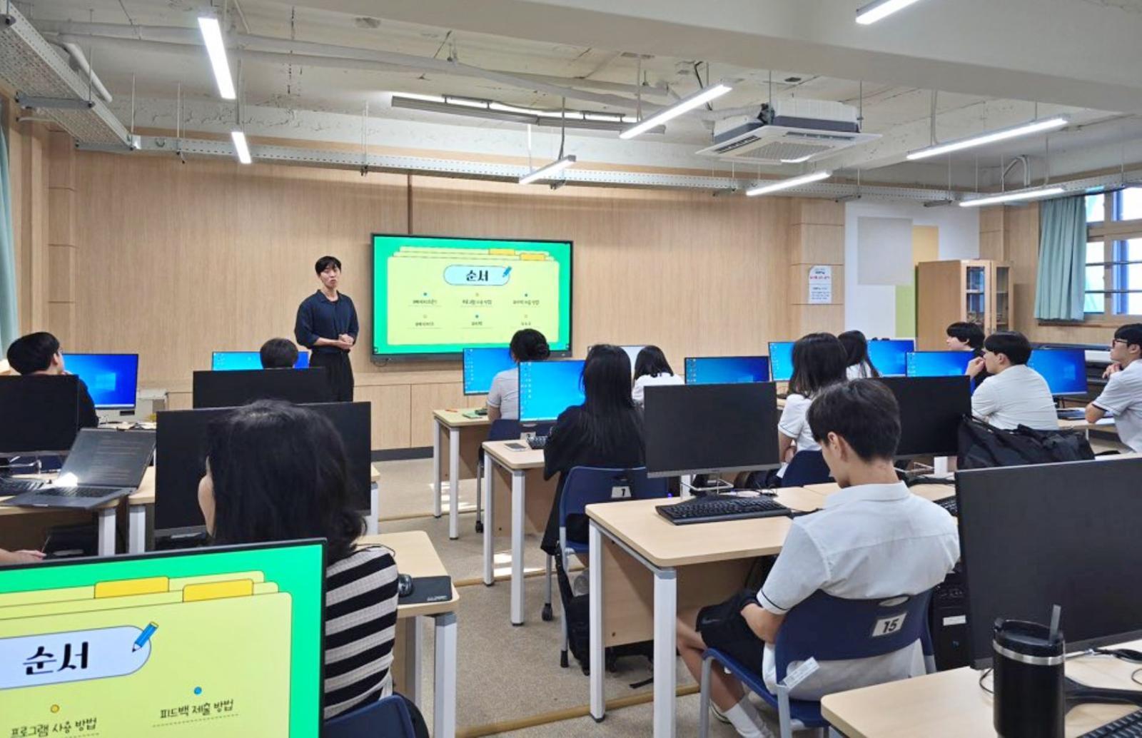 코딩 수업을 진행하는 강태환 대표 / 출처=악어에듀