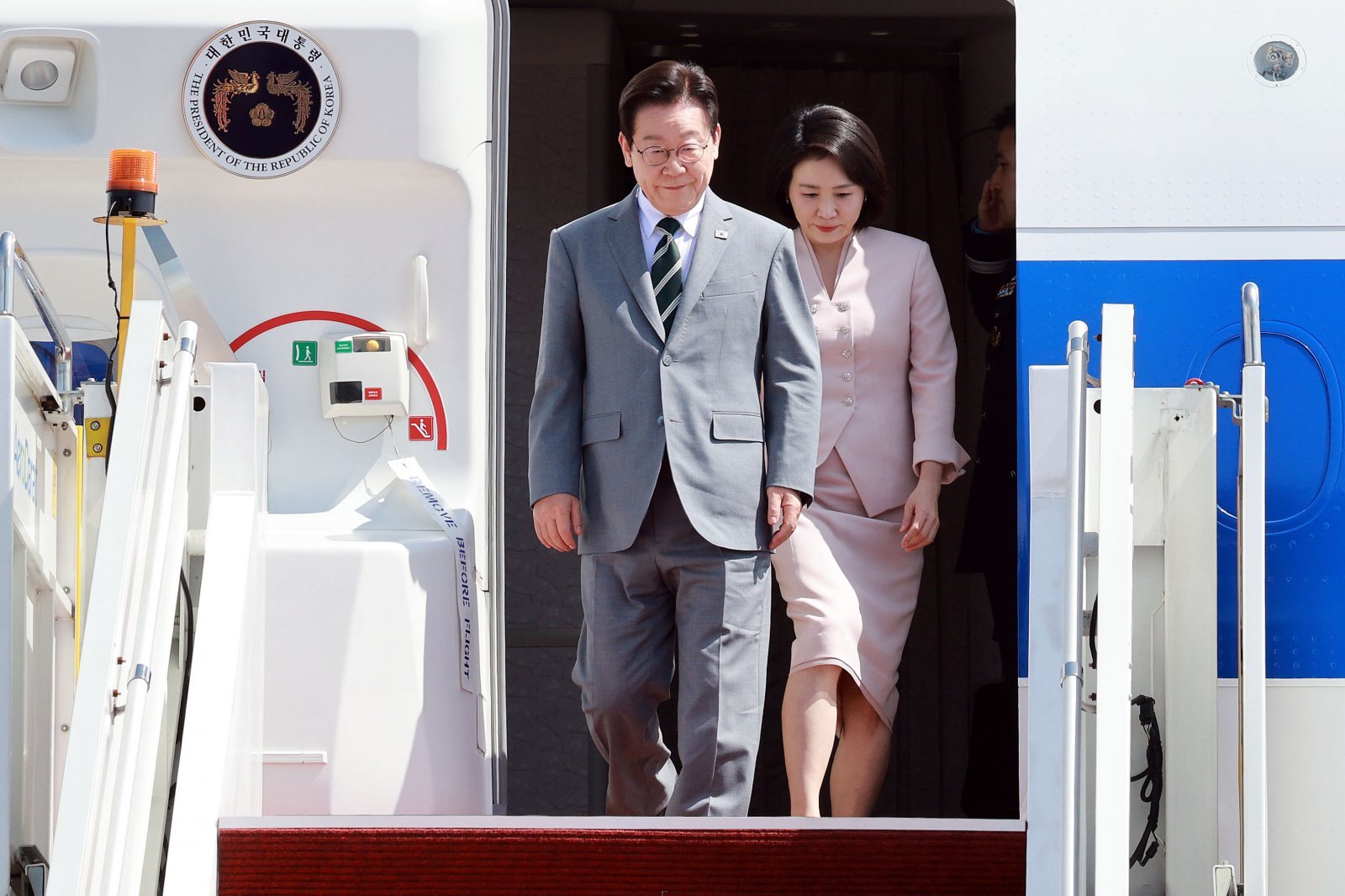 아세안 정상회의에 참석하는 이재명 대통령과 김혜경 여사가 26일(현지 시간) 말레이시아 쿠알라룸푸르 국제공항에 도착해 공군 1호기에서 내리고 있다. 2025.10.26 쿠알라룸푸르=뉴시스