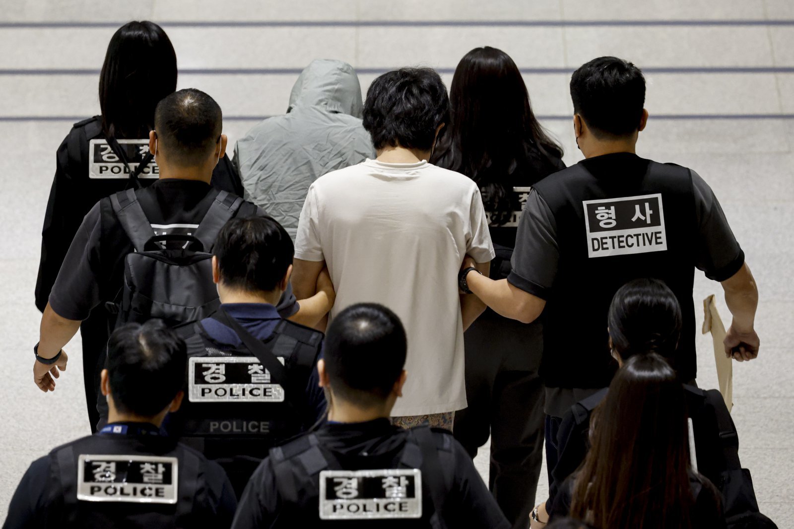 캄보디아 당국의 범죄단지 단속으로 적발돼 구금됐던 한국인들이 지난 18일 오전 인천국제공항 2터미널을 통해 송환되고 있다.  2025.10.18. 공동취재