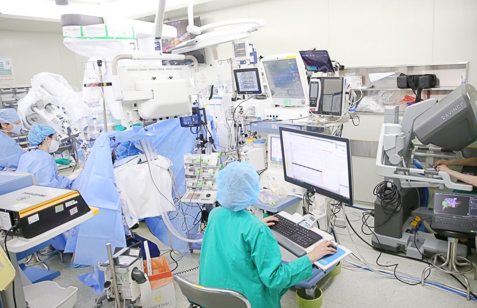 간암은 국내 암 사망 원인 2위로 사망률이 높고 재발이 흔한 치명적인 질병으로 꼽힌다. 사진은 서울아산병원에서 간암 환자에게 로봇 간 절제술을 시행하고 있는 모습. 서울아산병원 제공