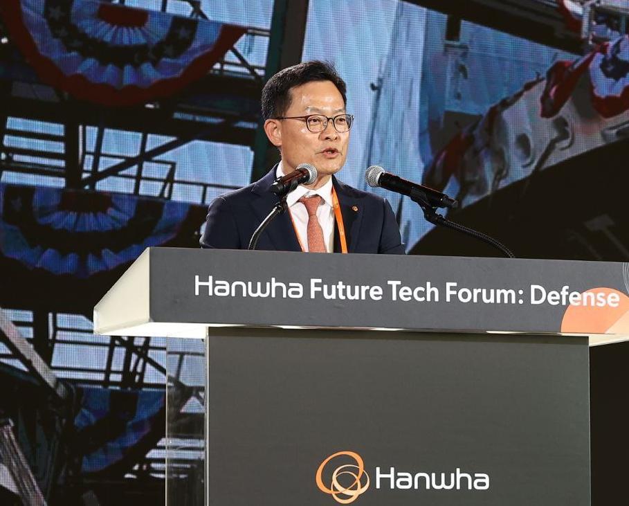 정기선 HD현대 회장이 27일 경북 경주에서 열린 ‘퓨처테크포럼: 조선’ 세션 기조연설에 나서 “HD현대는 미국의 해양 르네상스를 위한 파트너”라고 강조했다(위쪽 사진). 이어 열린 ‘퓨처테크포럼: 방산’에서 손재일 한화에어로스페이스 대표는 “평화를 위한 기술을 실현할 것”이라고 말했다. HD현대·한화 제공