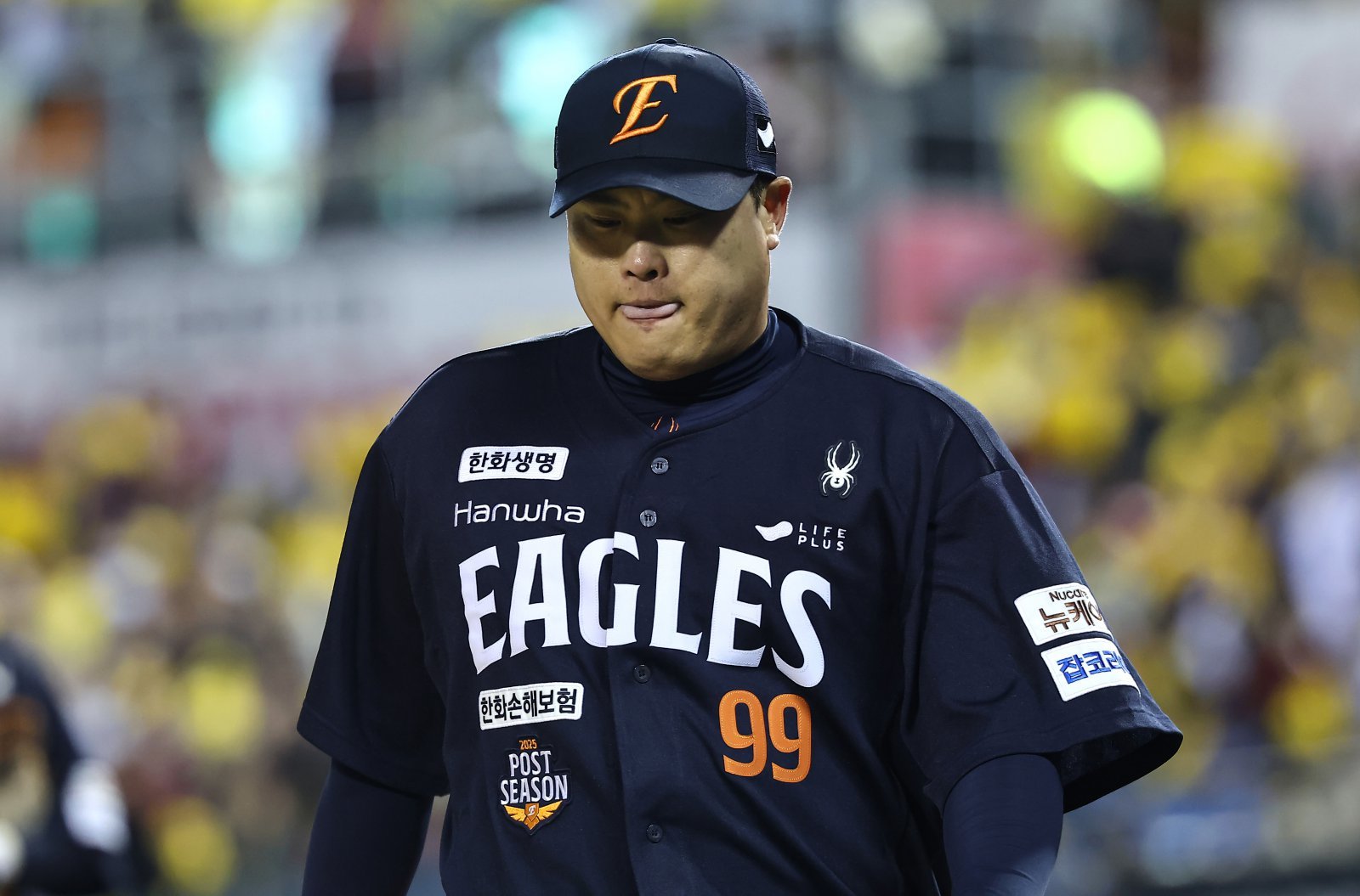 27일 서울 송파구 잠실야구장에서 열린 프로야구 2025 신한 SOL뱅크 KBO 포스트시즌 한국시리즈 2차전 한화 이글스와 LG 트윈스의 경기, 한화 선발투수 류현진이 3회말 2실점으로 수비를 마치고 더그아웃으로 향하고 있다. 2025.10.27/뉴스1