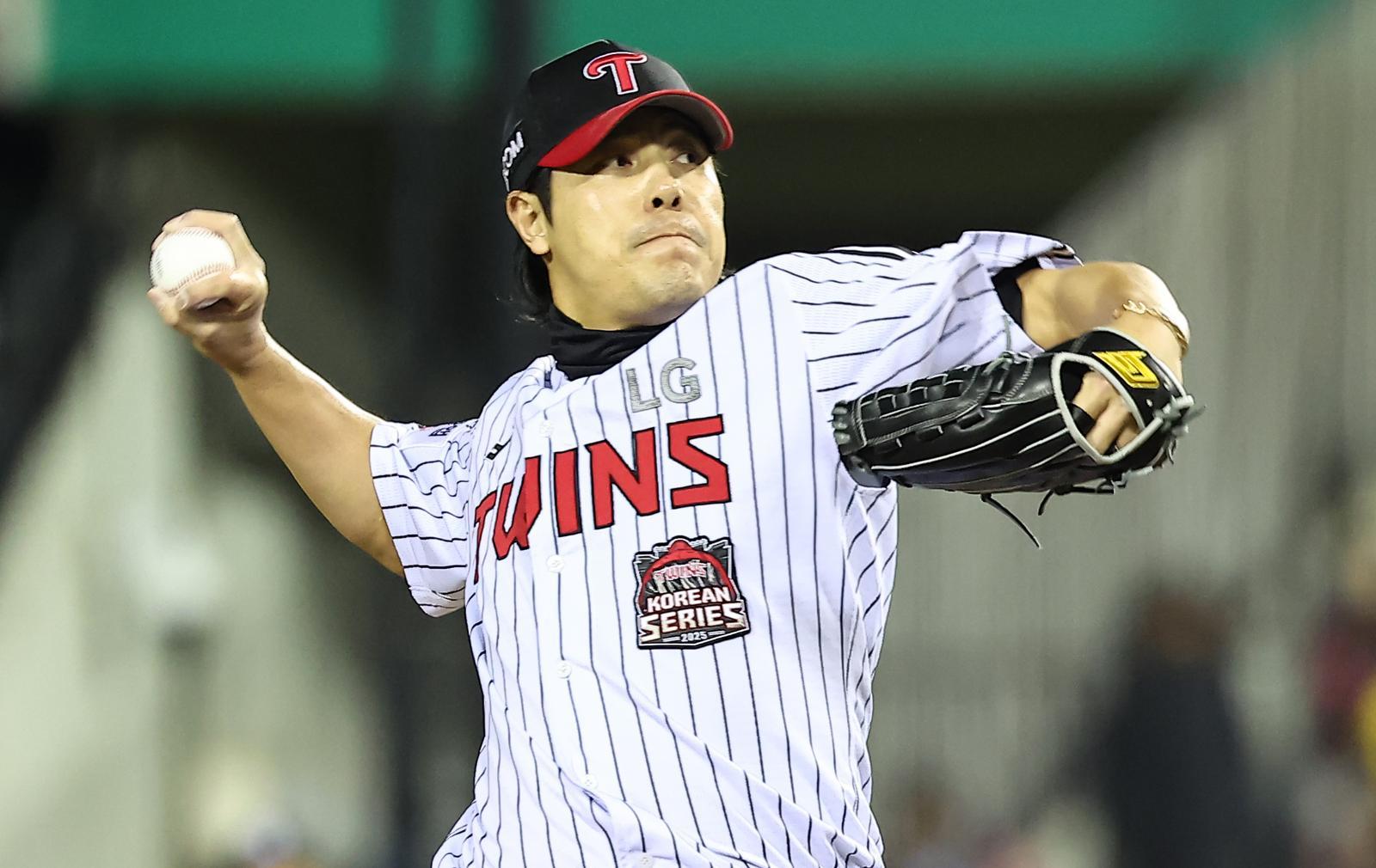 27일 서울 송파구 잠실야구장에서 열린 프로야구 2025 신한 SOL뱅크 KBO 포스트시즌 한국시리즈 2차전 한화 이글스와 LG 트윈스의 경기, LG 구원투수 김진성이 5회초 역투하고 있다. 2025.10.27/뉴스1