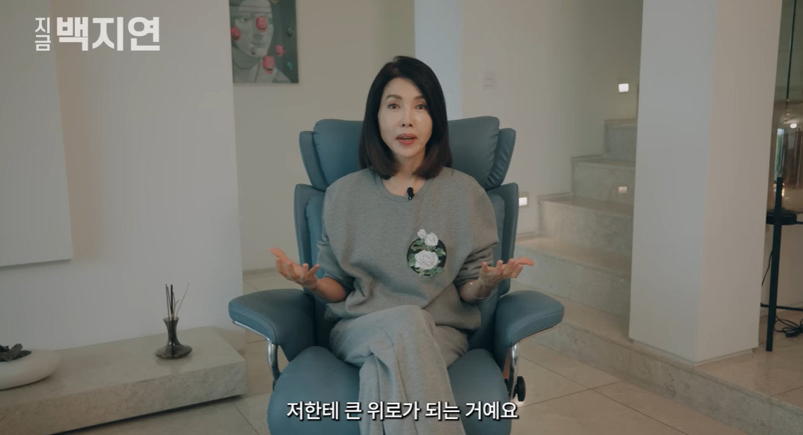 방송인 백지연이 유독가스 사고로 응급실에 실려간 일화를 공개했다. 그는 “괜찮아요”라는 의사의 한마디가 자신을 살렸다고 전했다. 유튜브 채널 지금 백지연 캡처