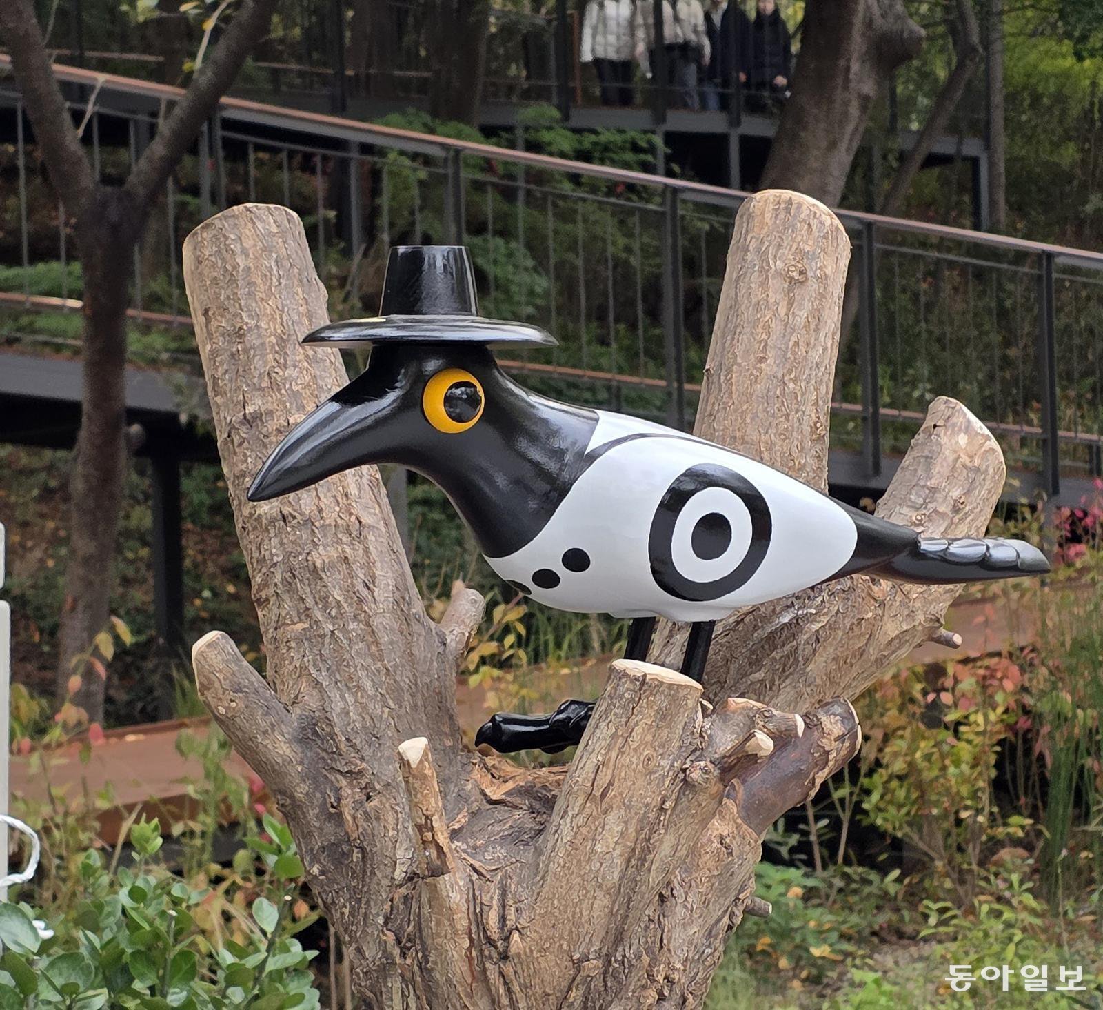 까치 조각상. 김선미 기자 kimsunmi@donga.com