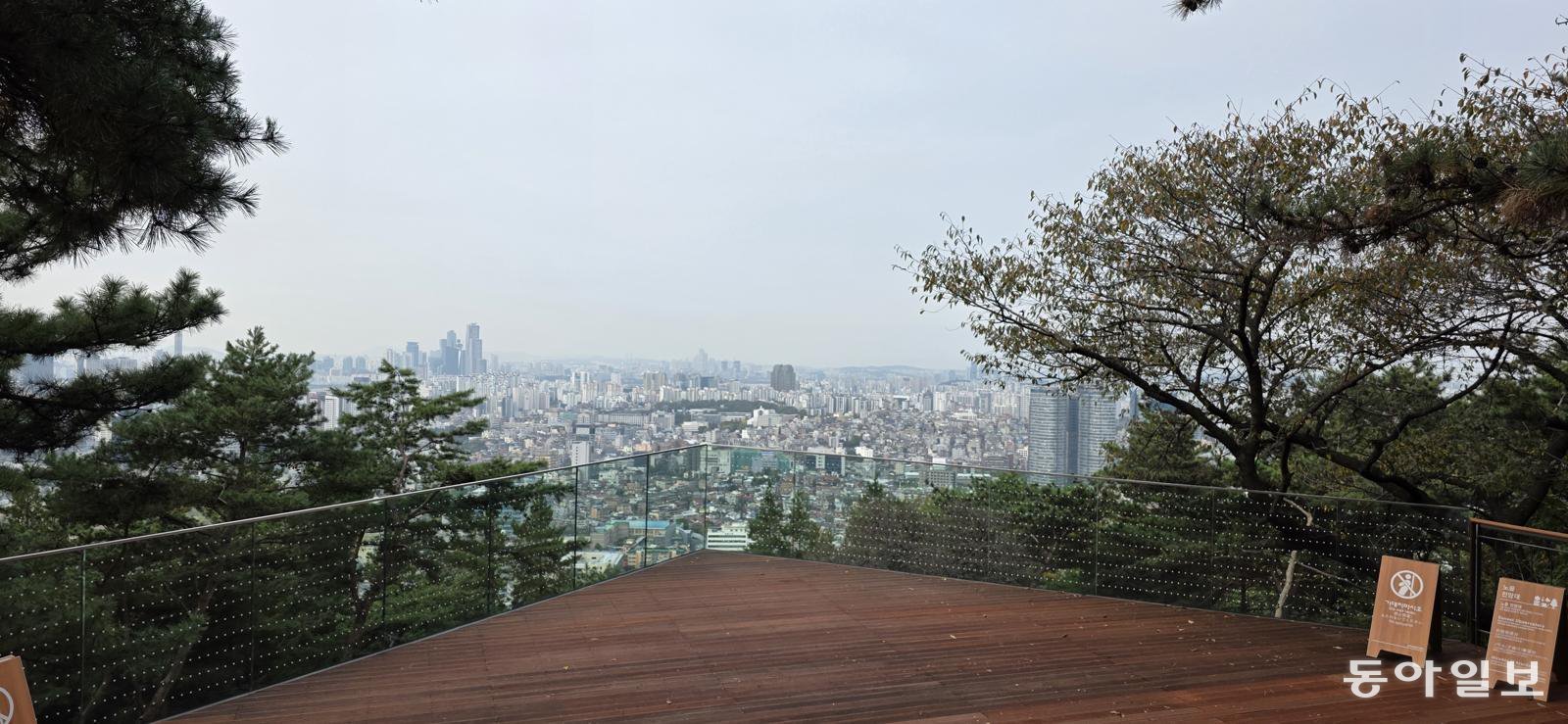 남산하늘숲길 내 노을전망대. 김선미 기자 kimsunmi@donga.com