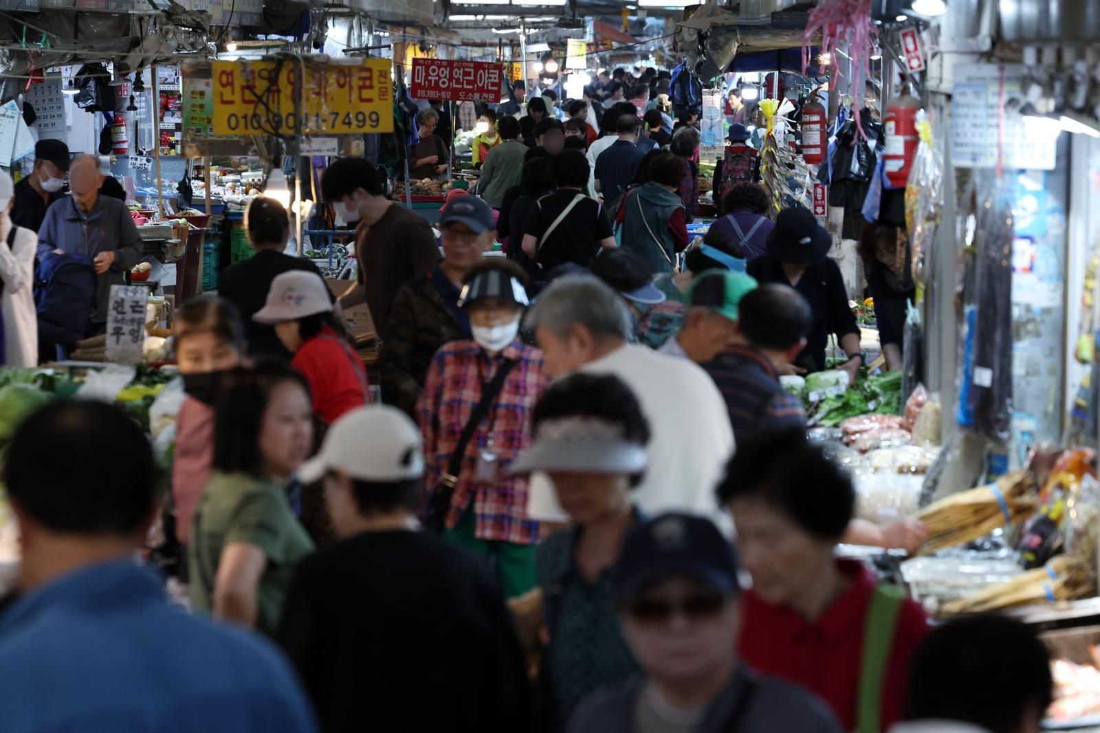 지난 10월 2일 서울 동대문구 경동시장을 찾은 시민들이 제수용품을 구입하고 있다. 2025.10.2/뉴스1