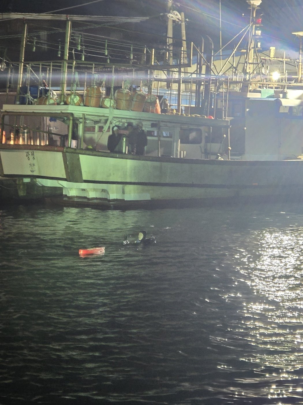 부산 기장 학리방파제 앞바다서 해경이 구조 활동에 나서고 있다. 울산해경 제공.