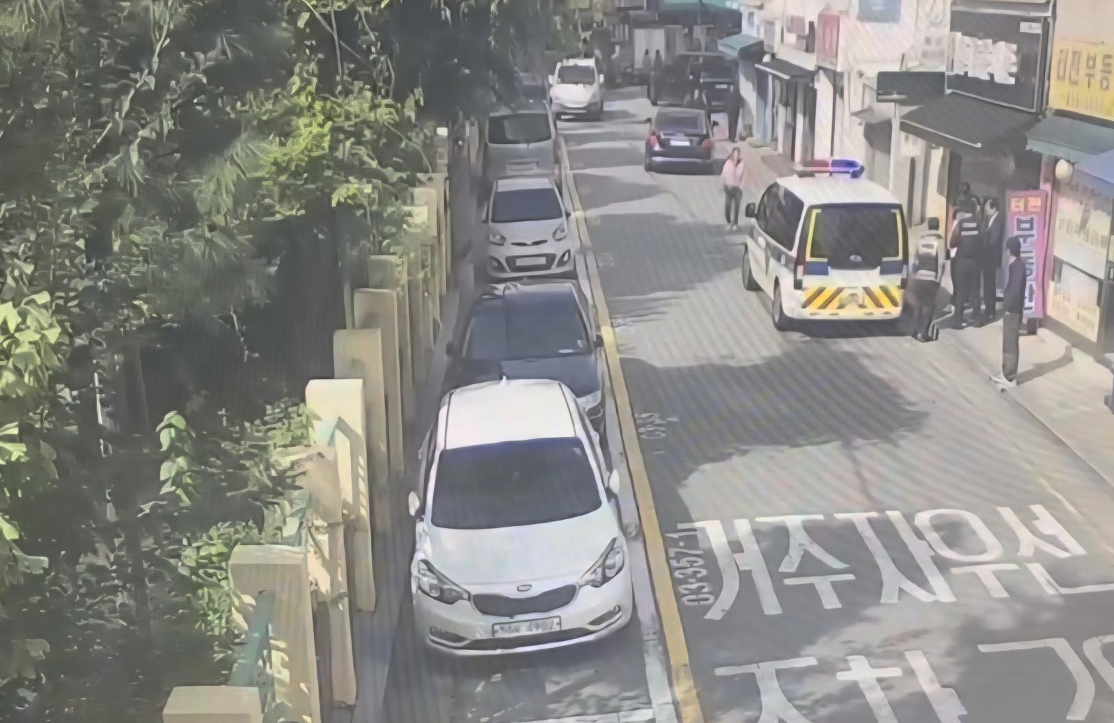 96억 원대 다중 피해를 낸 사기 수배자가 지난 20일 무단횡단을 하려다 경찰에 붙잡혔다. 사진은 검거 당시 모습. (서울경찰청 기동순찰대 제공) ⓒ뉴시스