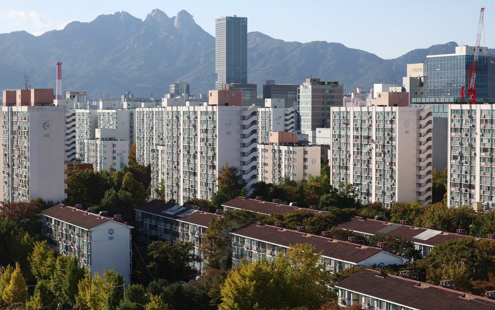 정부의 10·15 주택시장 안정화 대책 발표 이후 전세 매물이 감소세를 보인 가운데 27일 오후 서울 노원구 상계주동 아파트 단지 모습이 보이고 있다.  부동산 플랫폼 아실에 따르면 서울 아파트 전월세 물건은 올해 1월1일 5만1897건 대비 지난 24일 기준 4만5061건으로 13.2%(6836건) 감소했다. 이중 전세 물건 감소 폭은 22.0%로 더 컸다. 특히 노원과 도봉구, 금천구 등 상대적으로 서민들이 많이 거주하는 서울 외곽 지역에서 매물이 50% 넘게 감소했다. 2025.10.27. [서울=뉴시스]