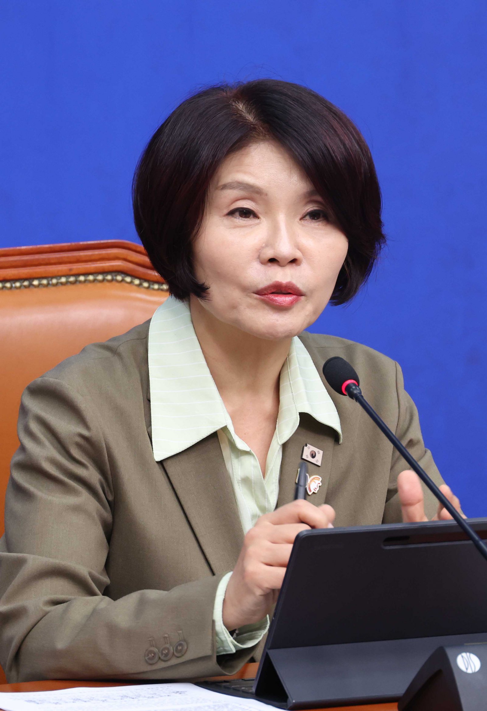 한정애 더불어민주당 정책위의장이 21일 오후 서울 여의도 국회에서 주택시장안정화TF 명단발표 및 10.15대책 설명을 하고 있다. 2025.10.21. [서울=뉴시스]