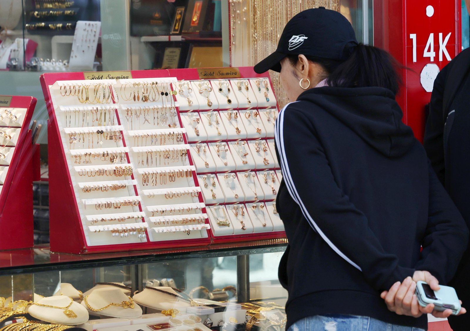 국제 금값이 12년 만에 최대 낙폭을 기록한 22일 서울 종로구 한 금은방 앞에서 시민이 상품을 살펴보고 있다.  2025.10.22 뉴시스