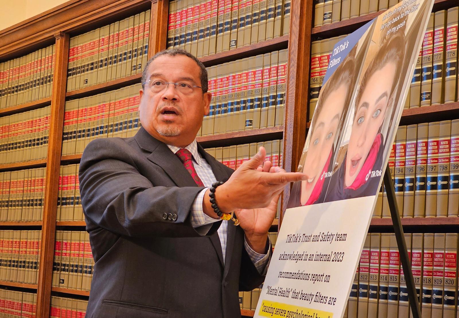 미네소타주 법무장관 키스 엘리슨이 틱톡을 상대로 소송을 제기했다. 그는 틱톡이 중독성 있는 알고리즘으로 청소년들을 “잡아먹고 있다”고 주장했다. (출처=AP/뉴시스)