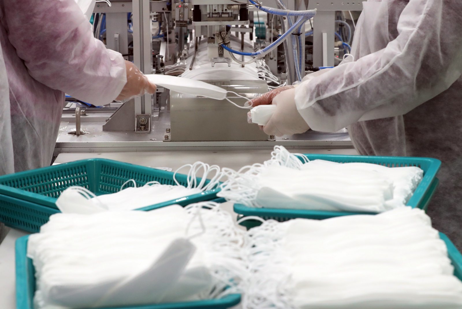 6일 경기도 평택의 마스크 제조공장인 우일씨앤텍 직원들이 신종 코로나바이러스 감염증(코로나19)에 필요한 마스크를 생산하며 불량이 있는지 살피고 있다. 2020.03.06 뉴시스