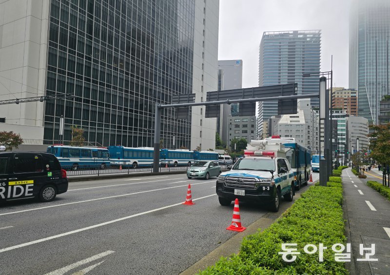 26일 일본 도쿄의 주일본 미국대사관 앞 도로의 출입이 통제된 채 여러 대의 경찰차가 지키고 있다. 도널드 트럼프 미국 대통령은 27∼29일 일본을 방문한다. 도쿄=황인찬 특파원 hic@donga.com