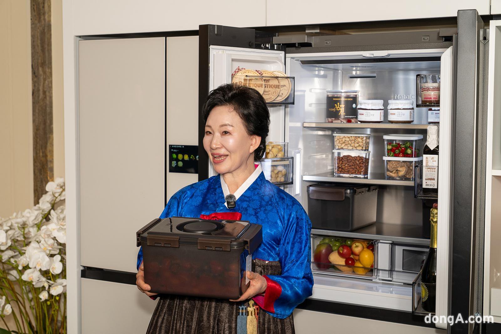 이하연 명인이 ‘라 리스트 2026’ 시상식에 마련된 삼성전자 AI 가전 전시에서 ‘비스포크 AI 김치플러스 키친핏 맥스’의 기능을 시연하고 있다.