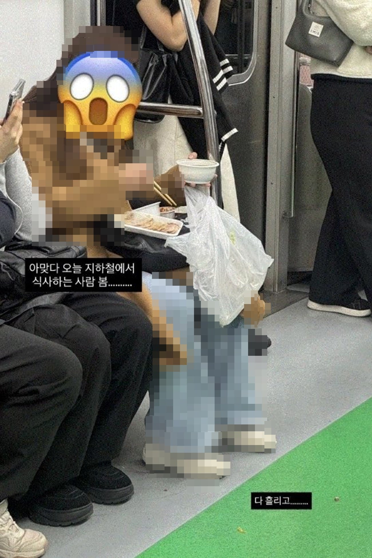작성자 A 씨가 올린 서울 지하철 2호선 객차 안에서 한 여성이 보쌈과 국물을 꺼내 식사하는 모습이 담긴 사진. 사진=뉴스1