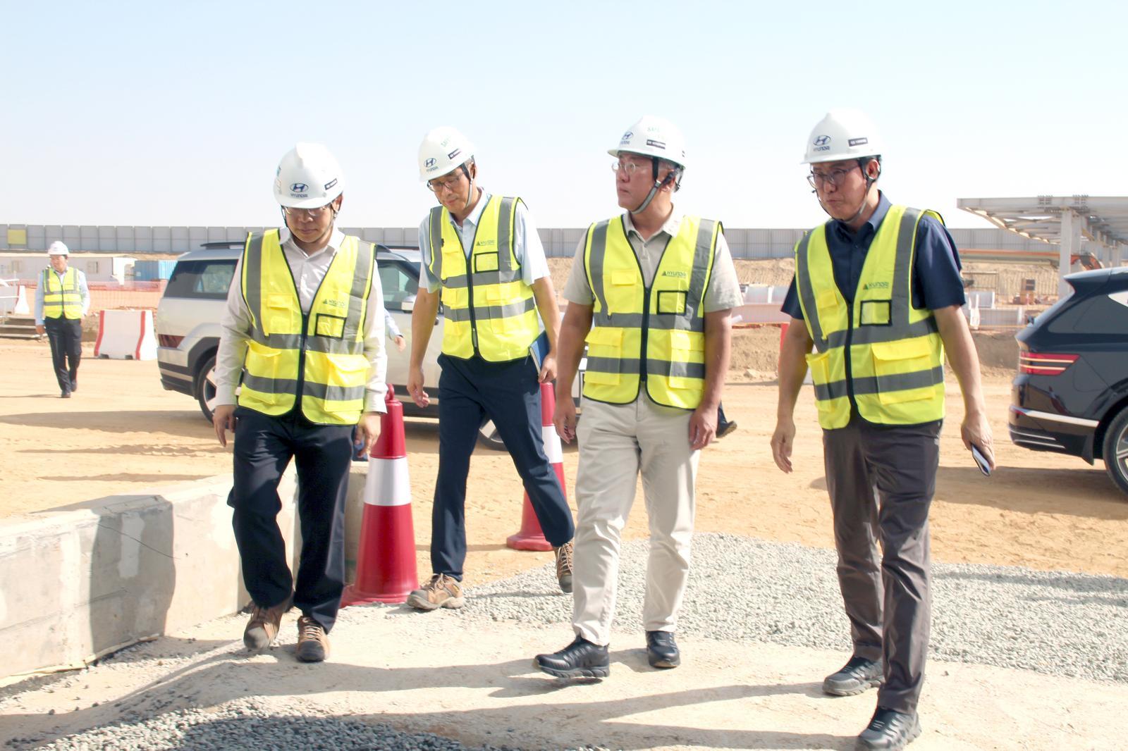 정의선 현대차그룹 회장(오른쪽에서 두 번째)이 사우디를 방문해 현지 법인 ‘HMMME’의 생산 공장 건설 현장을 둘러보고 있다. 현대차그룹 제공.