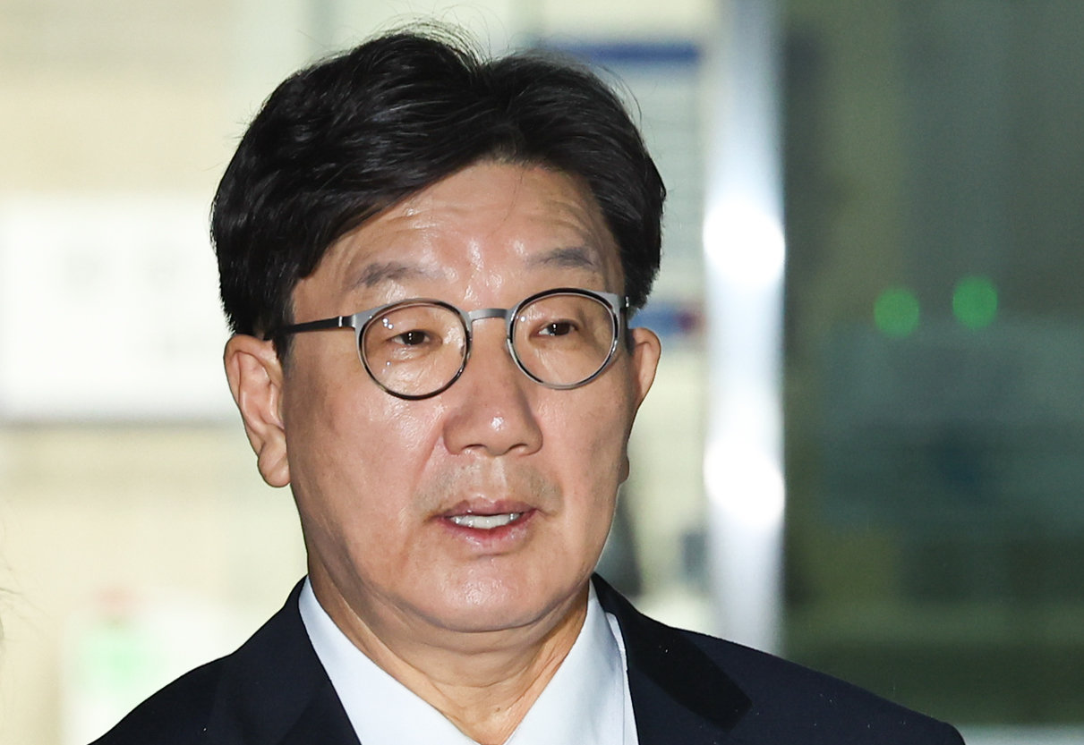 전직 통일교 간부에게 불법 정치자금을 수수한 혐의를 받는 권성동 국민의힘 의원이 16일 서울 서초구 서울중앙지법에서 구속 전 피의자 심문(영장실질심사)을 마친 뒤 대기 장소인 서울구치소로 향하고 있다. 2025.09.16. [서울=뉴시스]