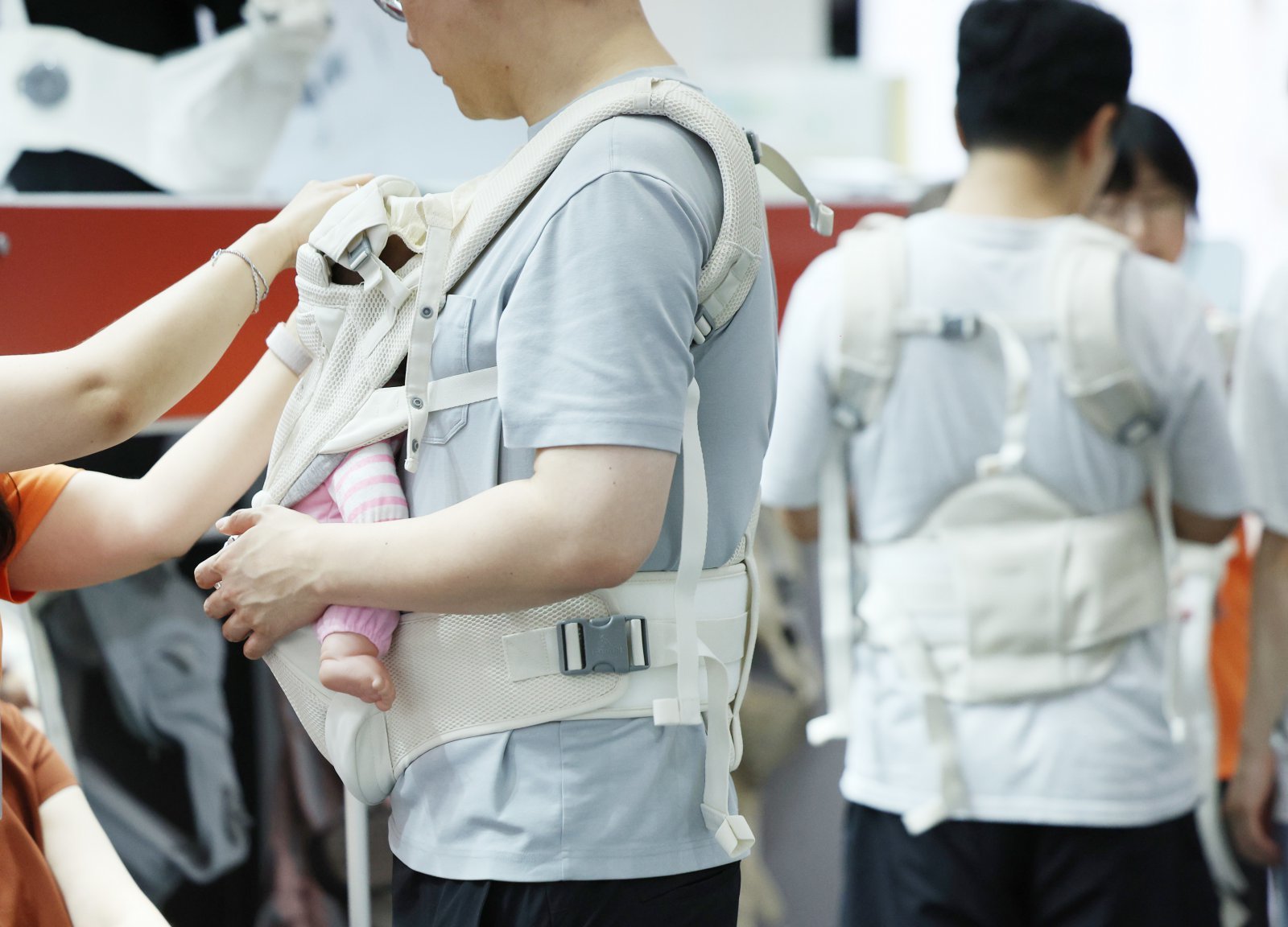 14일 서울 강남구 코엑스에서 열린 제48회 베페 베이비페어에서 관람객들이 아기띠를 체험해보고 있다.    2025.08.14 뉴시스