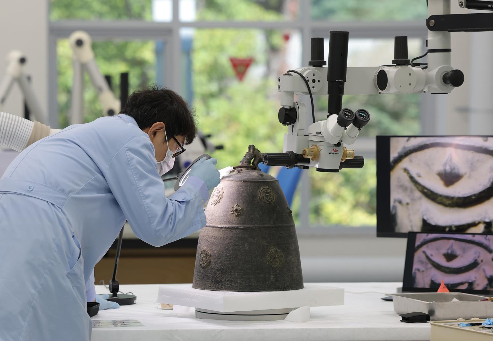 보존과학센터 개관식이 열린 28일 서울 용산구 국립중앙박물관 금속실에서 한 관계자가 조선종 상태조사를 하고 있다. 2025.10.28 뉴스1
