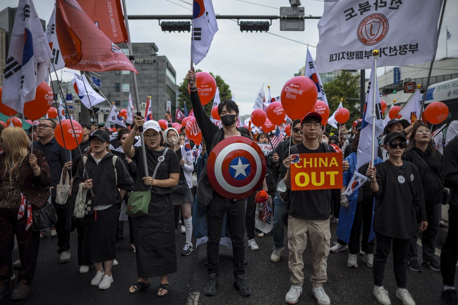3일 서울 종로구 동대문역 인근에서 열린 자유대학 정부 규탄 집회에서 참가자들이 피켓을 들고  구호를 외치고 있다. 2025.10.03 뉴시스