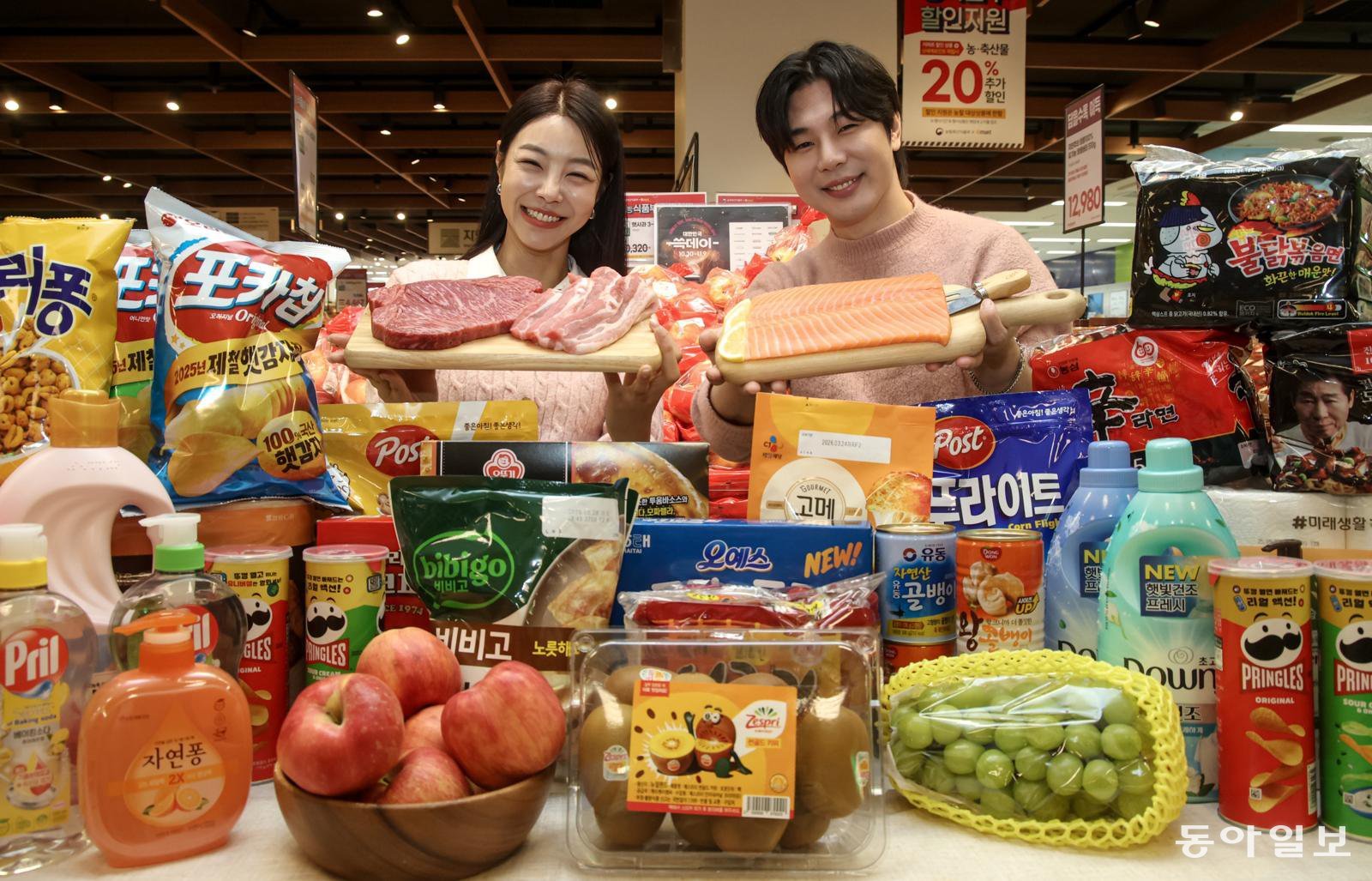 28일 서울 이마트 용산점에서 모델들이 ‘2025 쓱데이’ 할인품목을 소개하고 있다. 이마트·트레이더스는 오는 30일부터 다음달 2일까지 신선식품, 가공식품, 생활용품, 가전제품 등을 초특가 할인 판매하는 ‘2025 쓱데이’를 진행한다. 송은석 기자 silverstone@donga.com