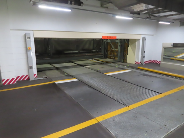 아파트에도 도입되는 오토발렛 주차장. 운전자가 주차장 앞 승하차장에 차를 세우면 기계가 차를 이동시켜 주차한다. 한국교통안전공단 제공