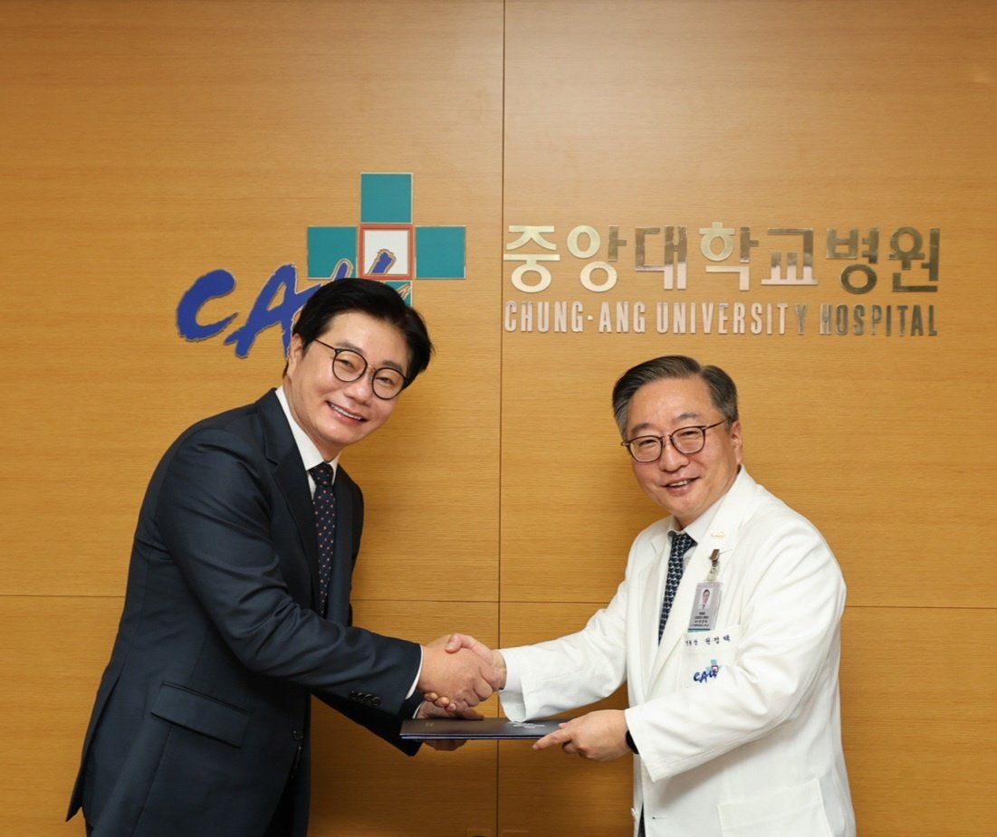 송준섭 강남제이에스병원 대표원장과 권정택 중앙대학교 병원 병원장. 강남제이에스병원 제공