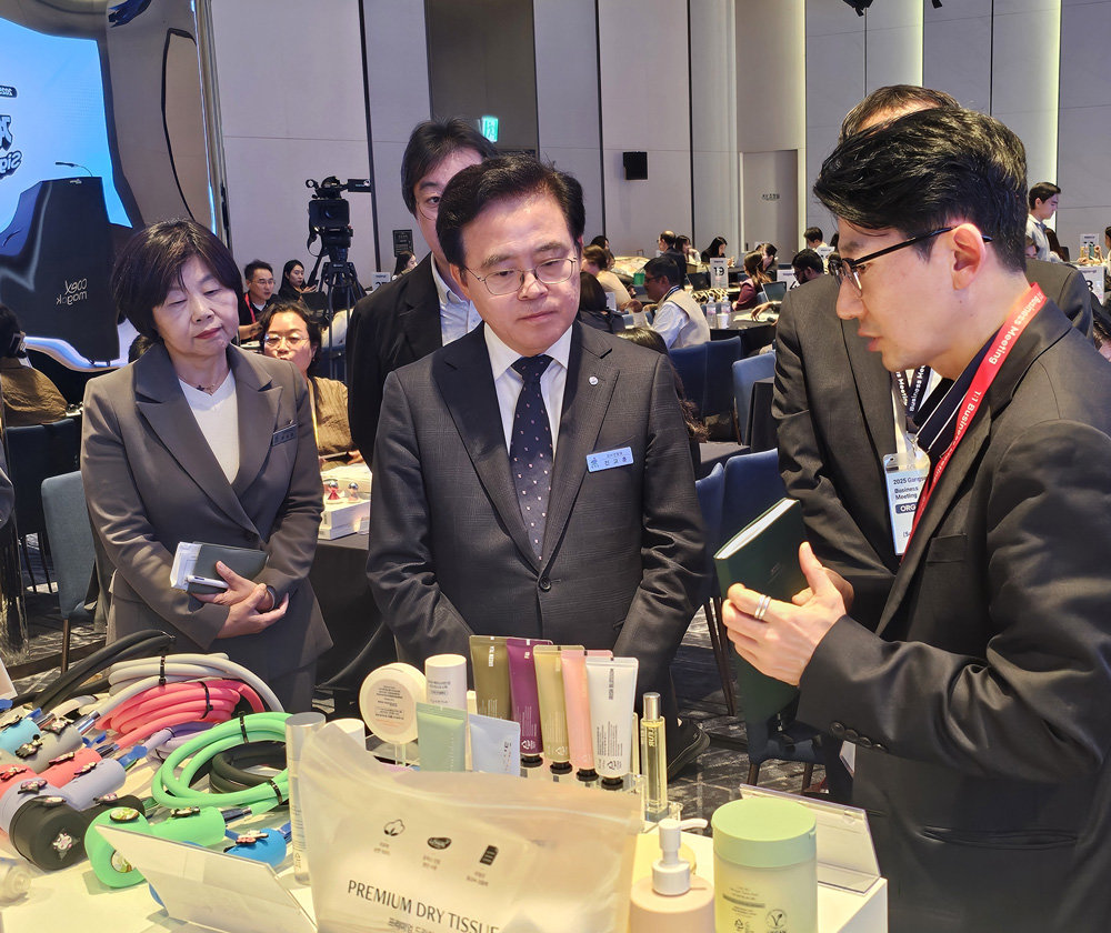 전시대에 마련된 제품을 살펴보며 설명을 듣고 있는 진교훈 강서구청장(가운데) / 출처=IT동아