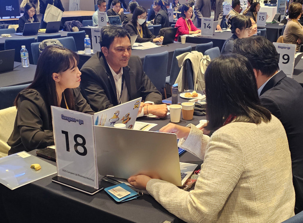 해외바이어와 상담하는 강서구 기업인들 / 출처=IT동아