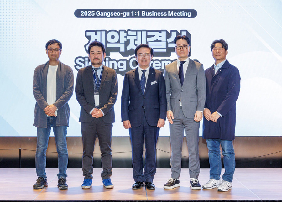 MOU를 체결한 국내외 기업인들과 기념 촬영하는 진교훈 강서구청장(가운데) / 출처=서울경제진흥원