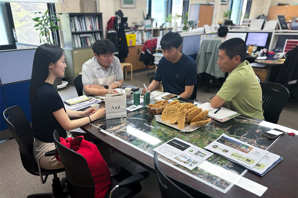 김나래 대표가 양구군청 생태산림과를 방문해 단풍잎돼지풀 조달 관련 회의를 하고 있다 / 출처=우트스킨케어