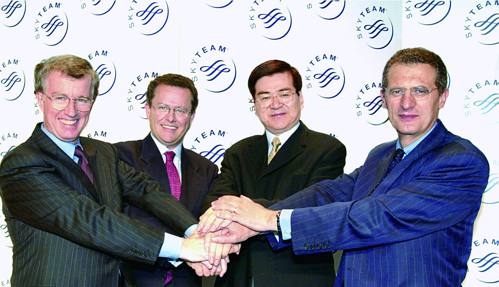2000년 항공 동맹체 ‘스카이팀(SkyTeam)’ 결성 원년 멤버인 4개 항공사 CEO가 손을 맞잡고 있다. 한진그룹 제공