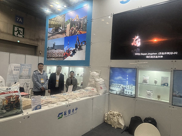 쑤옌징선의 자오 민첸(Zhao Min Qian) 부사장(가운데)이 2025 국제도로교통박람회 부스를 찾았다. 사진=제일트레이딩 제공