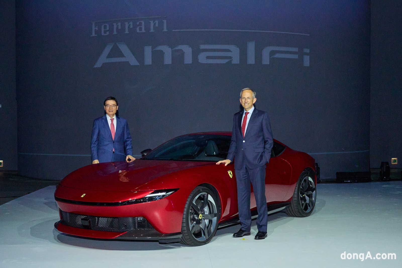 한국을 방문한 페라리 CEO 베네데토 비냐(오른쪽)와 김광철 FMK 대표이사가 기념 촬영을 하고 있다.