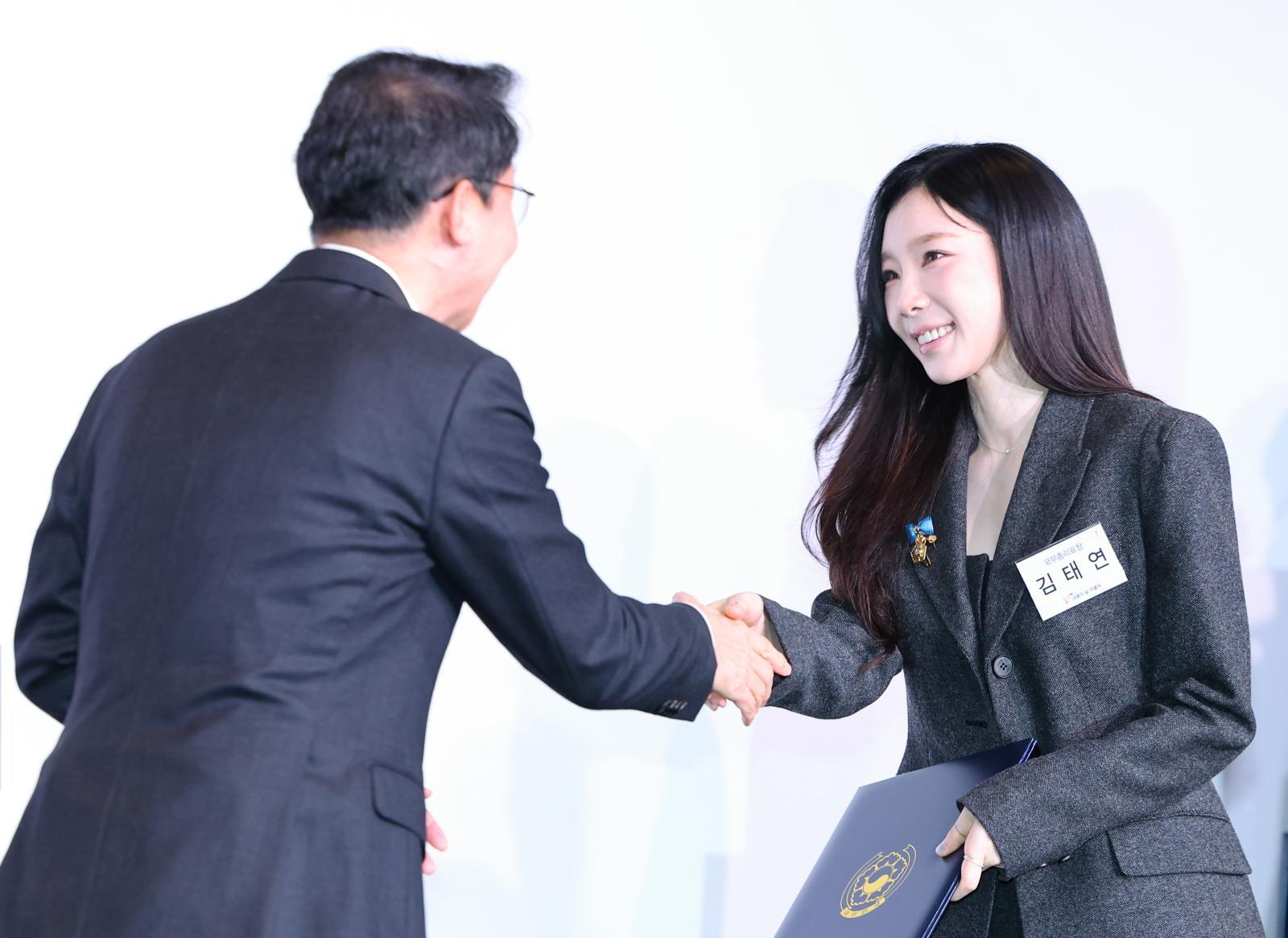 가수 태연이 28일 오전 서울 여의도 FKI타워에서 열린 제10회 금융의 날 기념식에서 이억원 금융위원장에게 국무총리 표창을 수상하고 있다. 2025.10.28 뉴시스