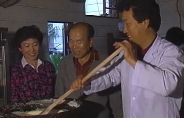 창업주 故최영화 옹(가운데)에게 가업을 승계 받는 황남빵 최상은 대표(오른쪽). 사진=황남빵 제공