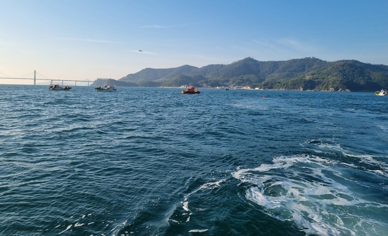 거제시 망와도 인근 해상에서 해경이 잠수 작업 중 실종된 50대 선원을 수색하고 있다. 창원해경 제공