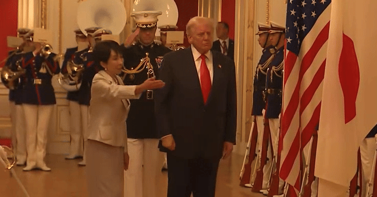 앞만 보고 가는 트럼프 대통령을 바라보는 다카이치 총리. 백악관 유튜브