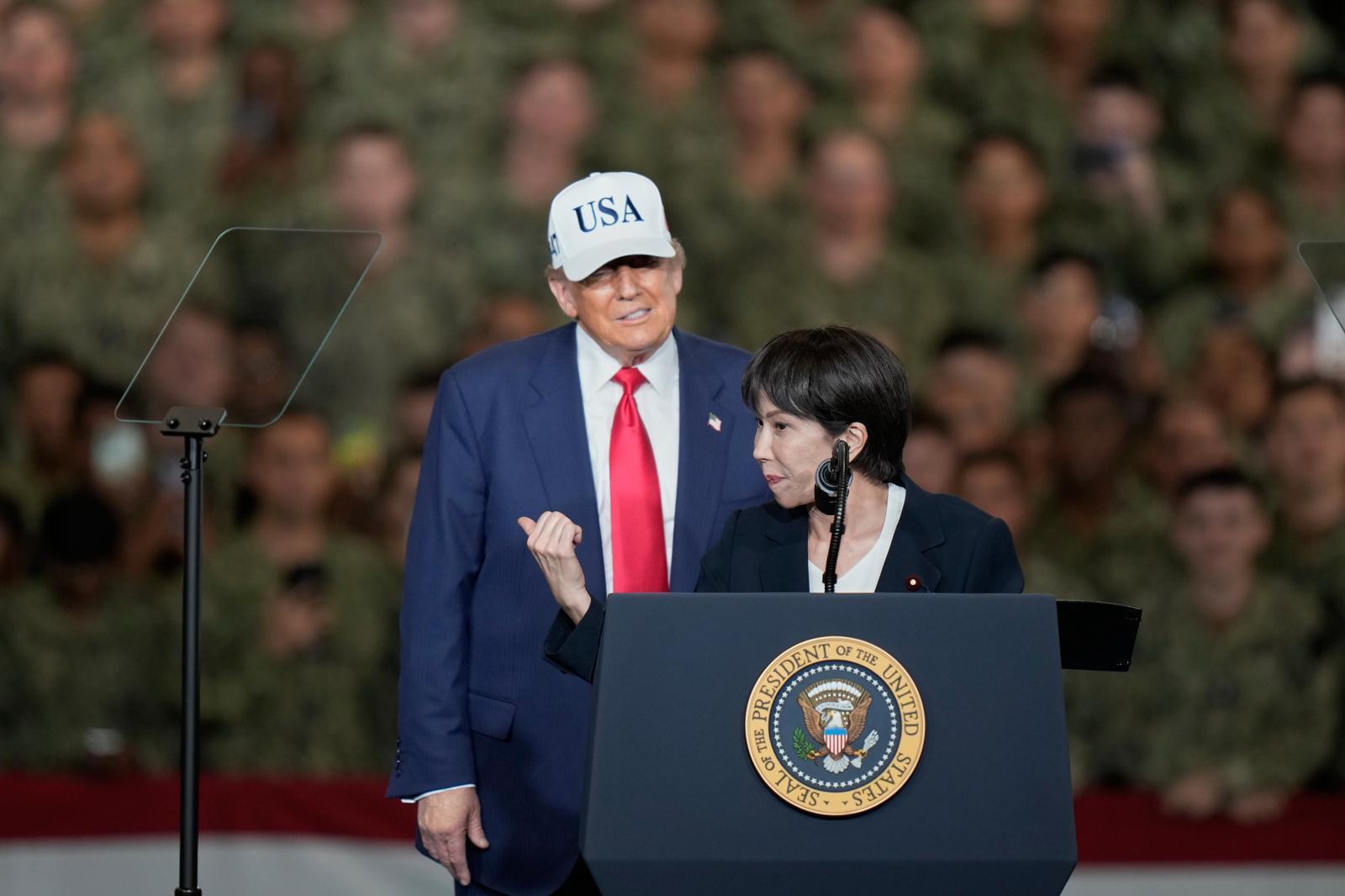 28일 도널드 트럼프 미국 대통령(왼쪽)과 다카이치 사나에 일본 총리가 미국 항공모함 조지워싱턴호에서 연설하기 위해 연단에 서 있다. 도쿄=AP 뉴시스