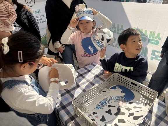 10월 25일, ‘도심 속 목장 나들이’ 파트에서 아이들이 ‘젖소모자 만들기’를 하고 있다. 사진제공 우유자조금관리위원회