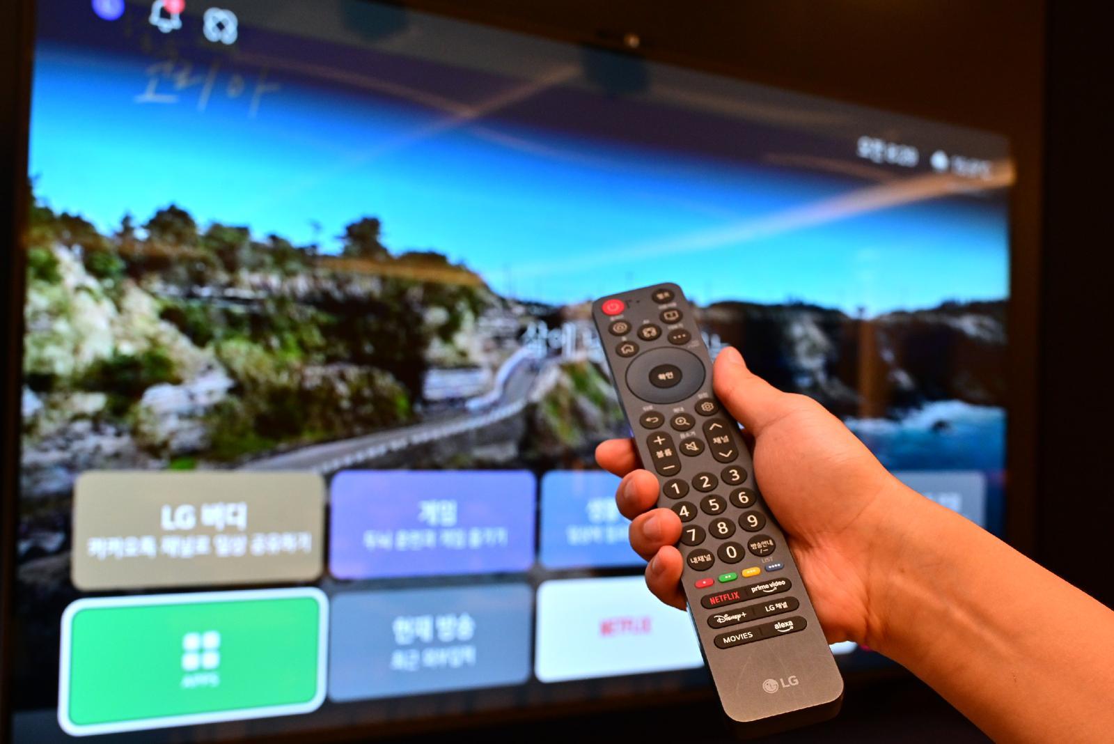 LG 이지 TV는 시니어 고객이 손쉽게 사용할 수 있도록 리모컨을 전면 재설계했다. 버튼에 큰 글씨로 설명을 표기하고, 전용 헬프 버튼을 추가해 다양한 특화 기능도 탑재했다.