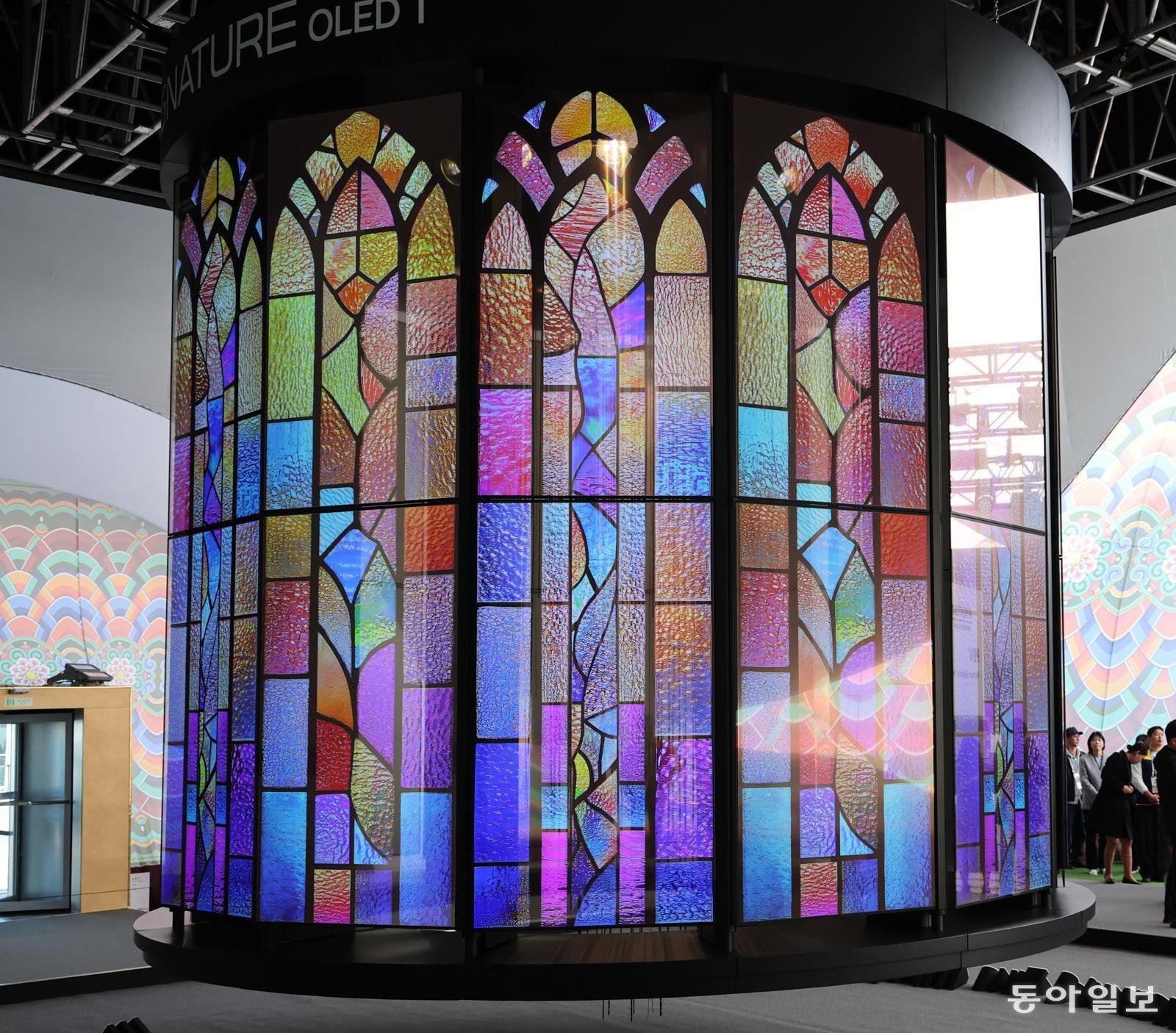 이번 APEC 정상회의는 국내 기업들의 기술 역량을 전 세계에 선보이는 자리가 됐다. LG전자가 ‘LG 시그니처 올레드 T’로 만든 초대형 샹들리에. 
경주=홍진환 기자 jean@donga.com