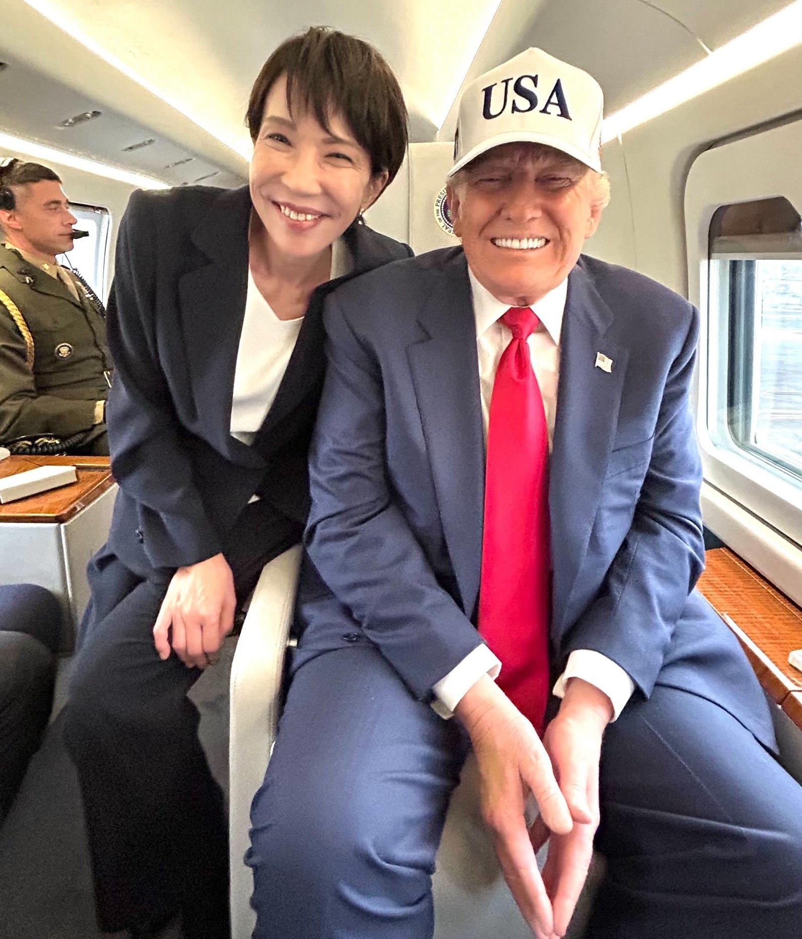 트럼프 전용 헬기 ‘머린 원’ 동승
도널드 트럼프 미국 대통령(오른쪽)과 다카이치 사나에 일본 총리가 28일 미국 대통령 전용 헬기 ‘머린 원’에 나란히 앉아 도쿄 인근 요코스카 해군기지로 이동하고 있다. 이 사진을 소셜미디어 X에 게재한 다카이치 총리는 “나의 훌륭한 동맹 겸 친구, 트럼프 대통령과 함께”라는 글도 올렸다. 사진 출처 다카이치 총리 X