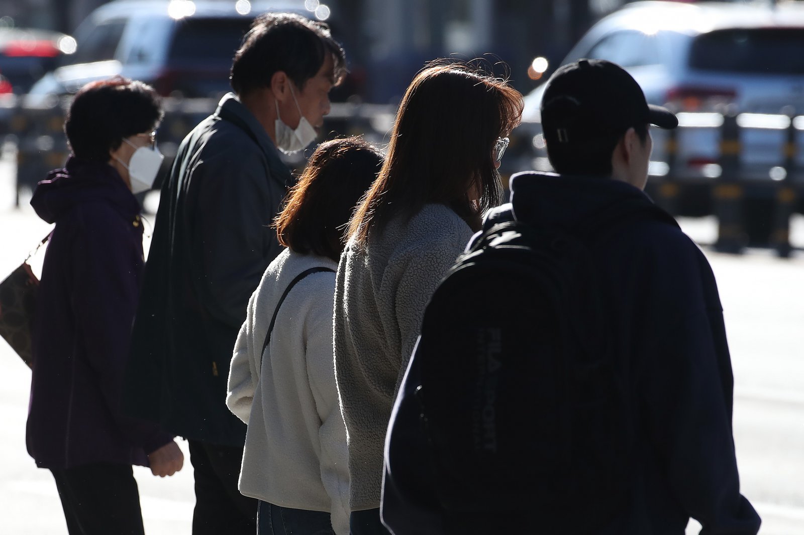 초겨울 추위가 찾아온 28일 오전 대구 수성구 달구벌대로에서 겨울 외투와 마스크 차림의 시민들이 발걸음을 재촉하고 있다. 2025.10.28/뉴스1