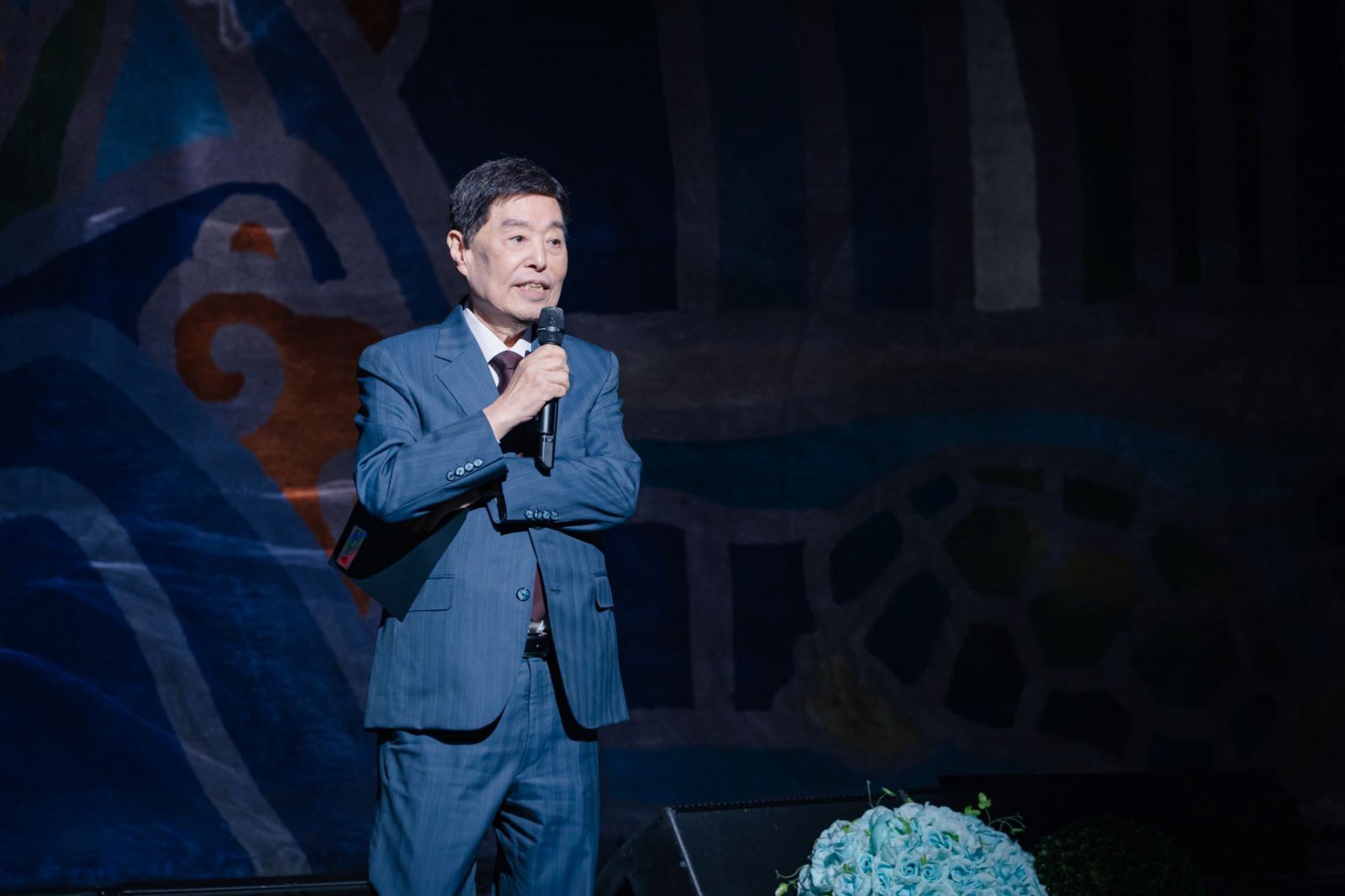 사랑의열매 김병준 회장이 기부자 가치의 밤 2부(열린음악회 나눔 특집)에서 인사말을 하고 있다.