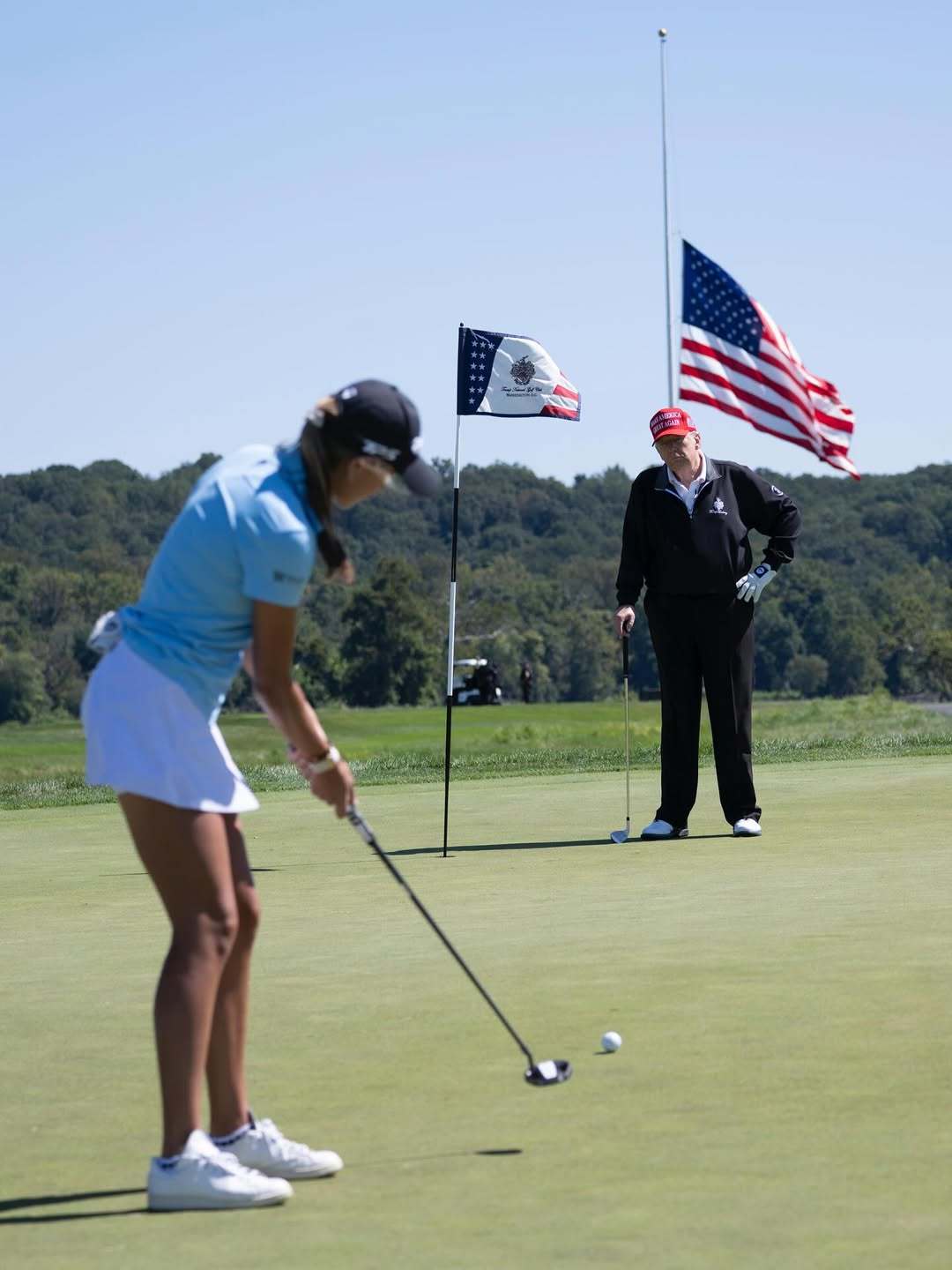 카이 트럼프(왼쪽)가 최근 자신의 유튜브 채널에서 공개한 영상 속 도널드 트럼프 대통령과 라운딩하는 모습. 카이 트럼프 인스타그램