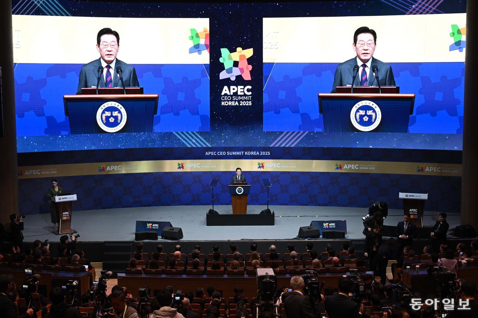 이재명 대통령이 29일 경북 경주예술의전당에서 열린 아시아태평양경제협력체(APEC) 정상회의 최고경영자(CEO) 서밋(Summit) 개회식에서 정상 특별연설을 하고 있다. 2025.10.29. 홍진환 기자 jean@donga.com